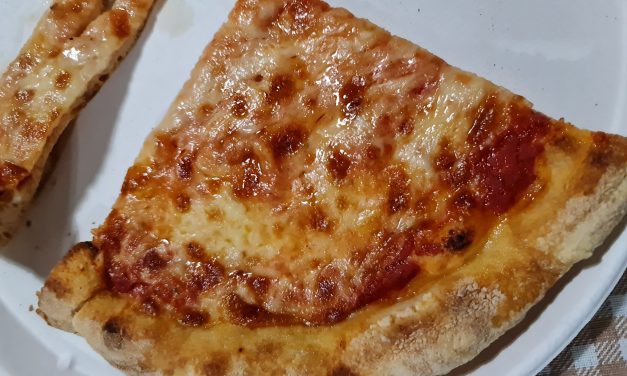 <strong>PIZZA – Domani il World Pizza Day. In Sardegna oltre 1.500 pizzerie artigiane. I sardi spendono oltre 300milioni di euro per l’alimento italiano più amato nel mondo. Serra e Rau (Confartigianato Sardegna): “<em>La crisi non sta fermando la voglia di gusto, originalità e tradizione ma le imprese soffrono il rincaro delle materie prime, dell’energia e del costo dei trasporti</em>”. Alghero la città italiana dove sono state consegnate più pizze a domicilio.</strong>